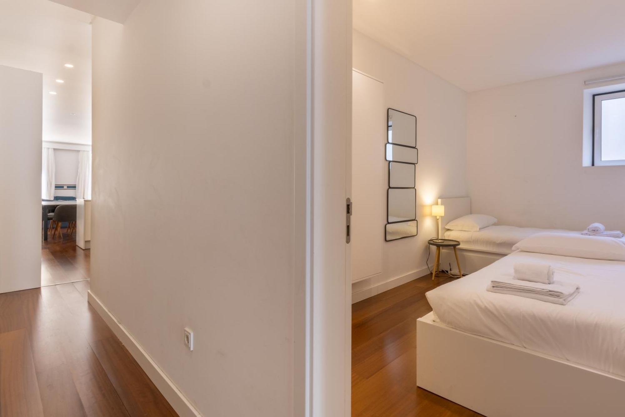 Appartamento Modern 3Br, Terrace, Ac/Heating & Self Check-In Lisbona Esterno foto