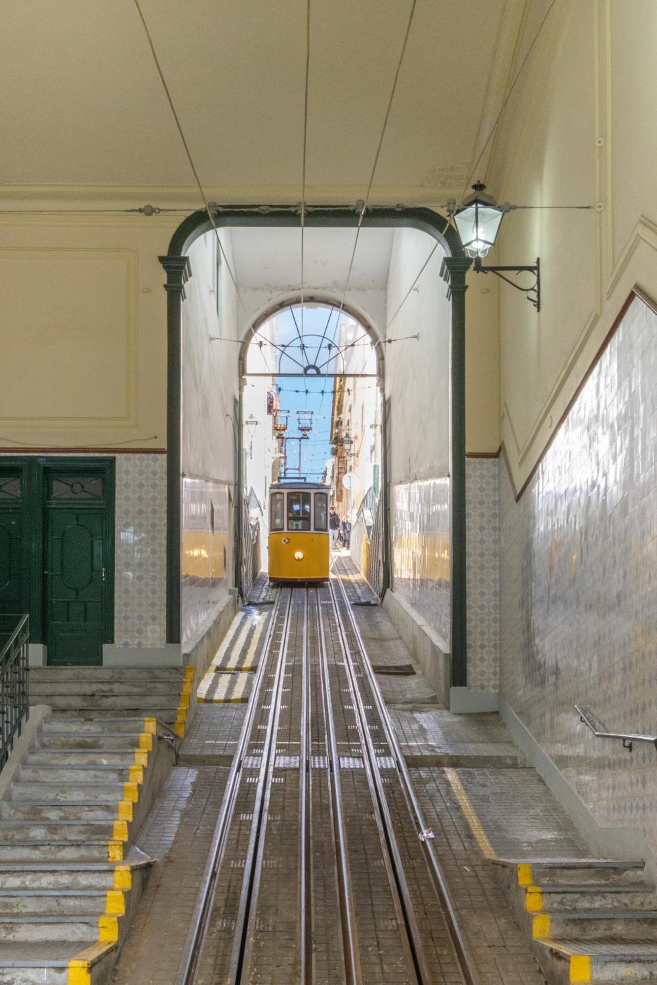 Appartamento Modern 3Br, Terrace, Ac/Heating & Self Check-In Lisbona Esterno foto