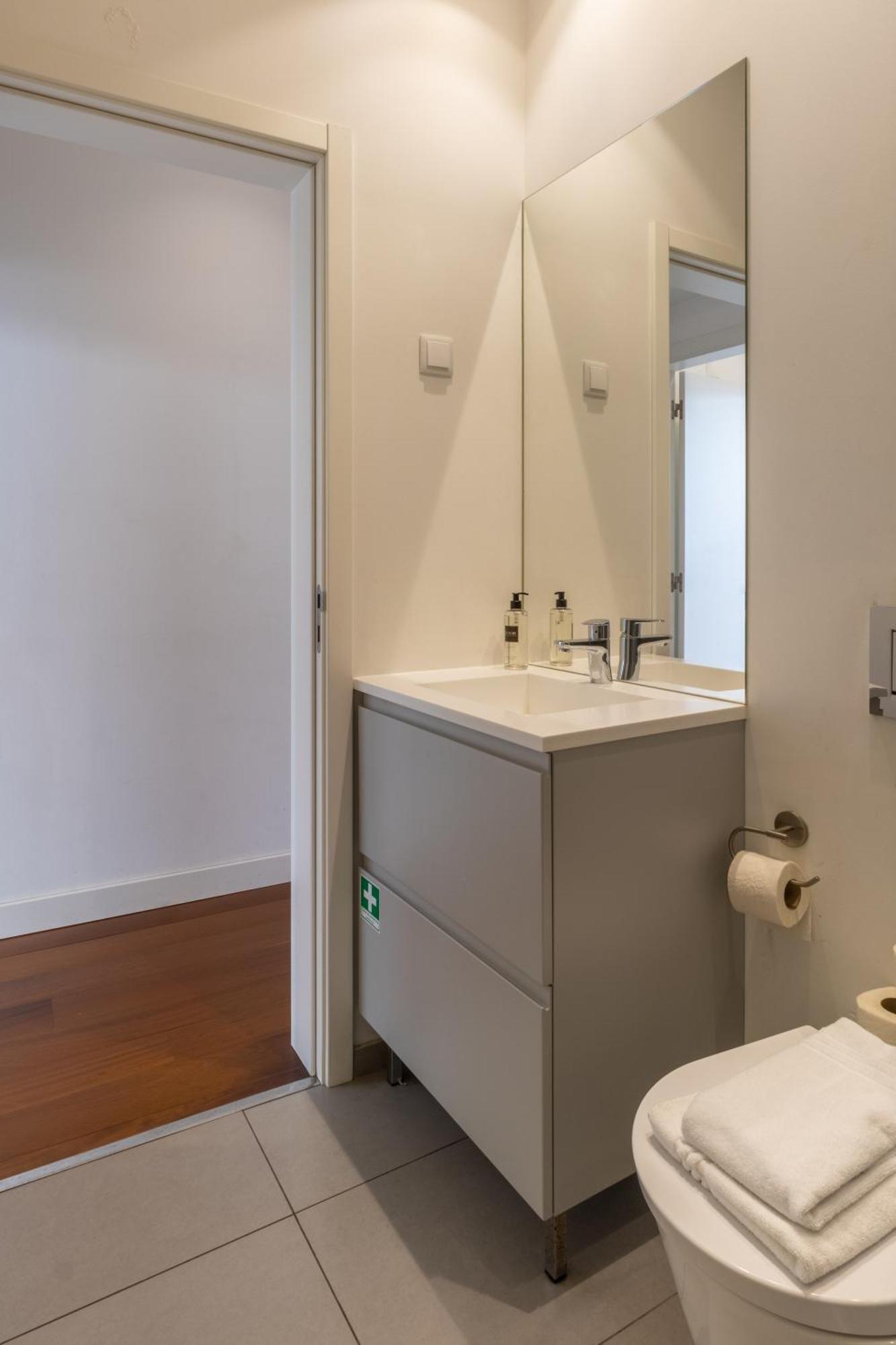 Appartamento Modern 3Br, Terrace, Ac/Heating & Self Check-In Lisbona Esterno foto