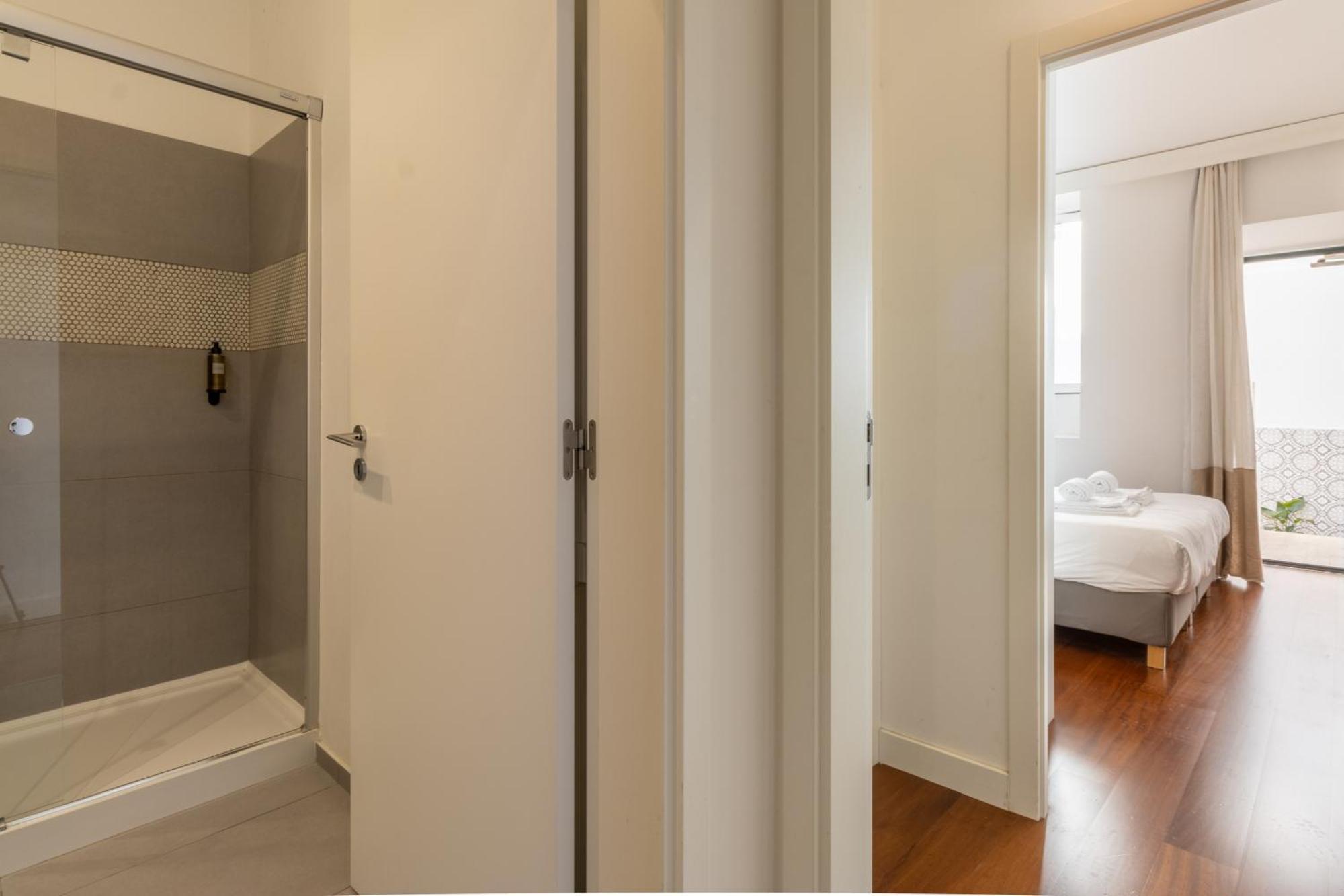 Appartamento Modern 3Br, Terrace, Ac/Heating & Self Check-In Lisbona Esterno foto