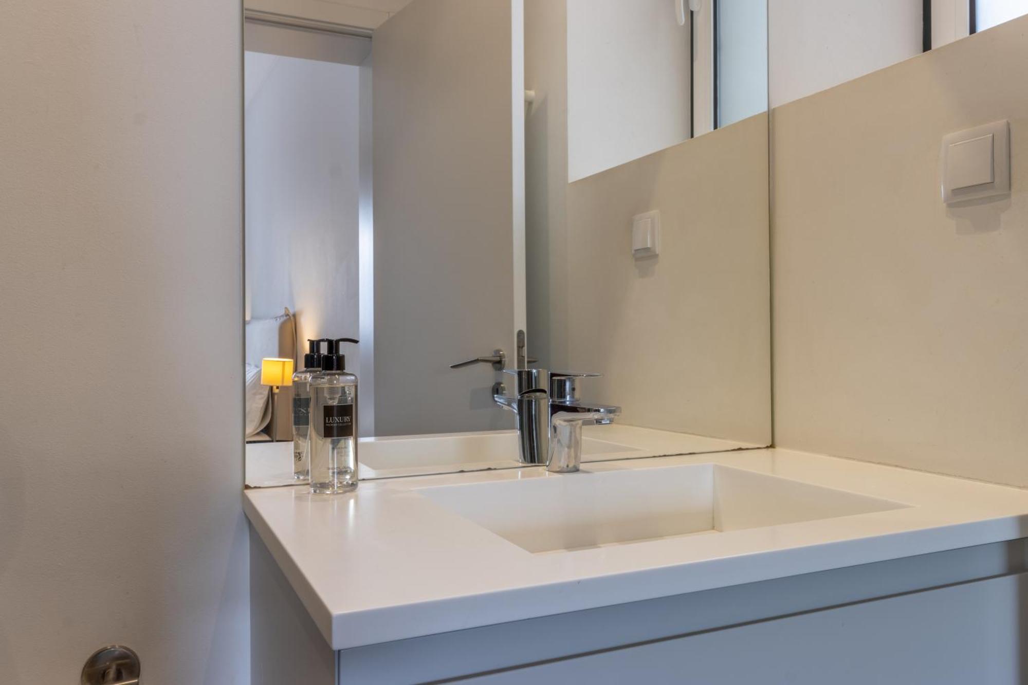 Appartamento Modern 3Br, Terrace, Ac/Heating & Self Check-In Lisbona Esterno foto