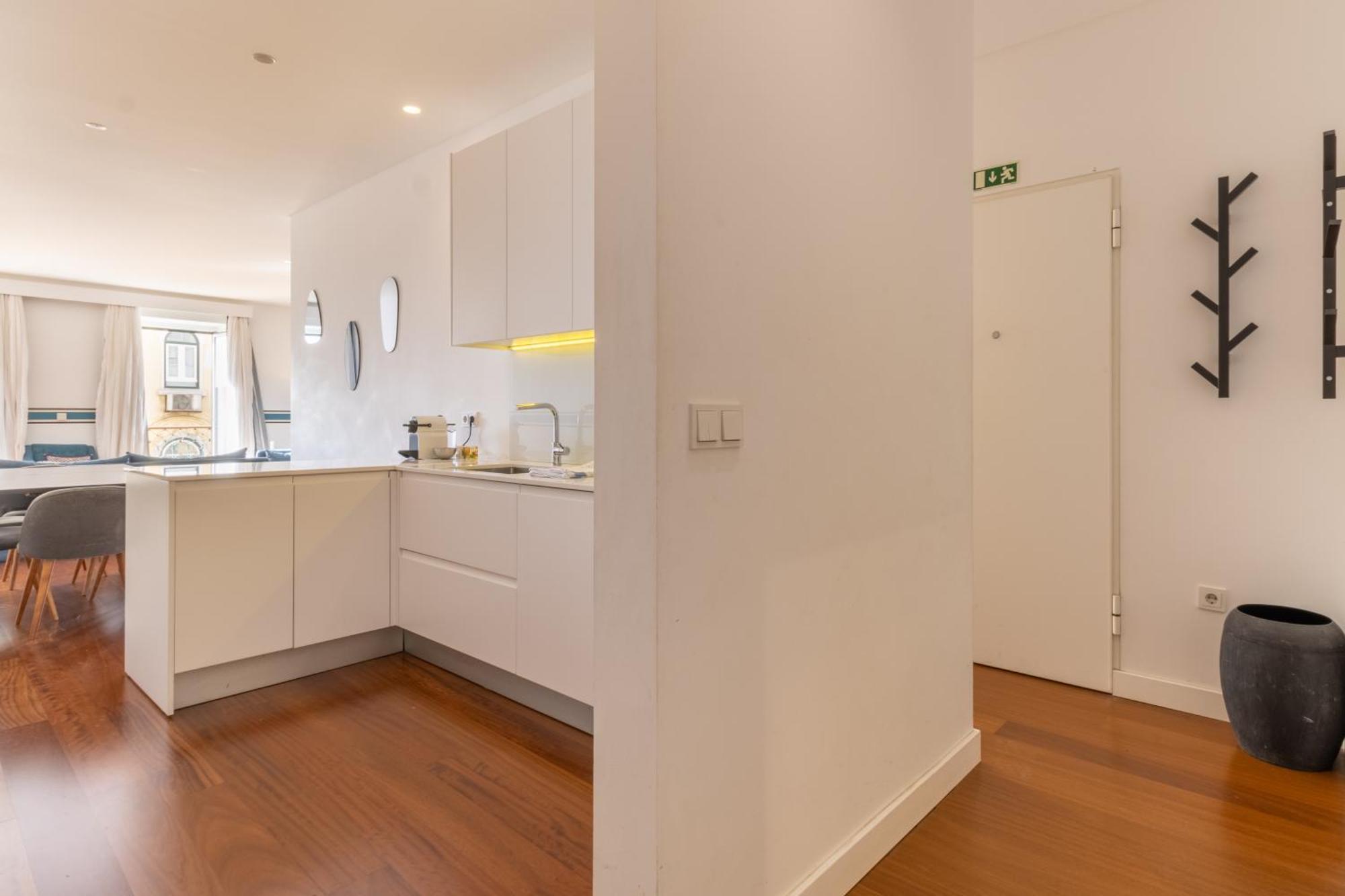 Appartamento Modern 3Br, Terrace, Ac/Heating & Self Check-In Lisbona Esterno foto