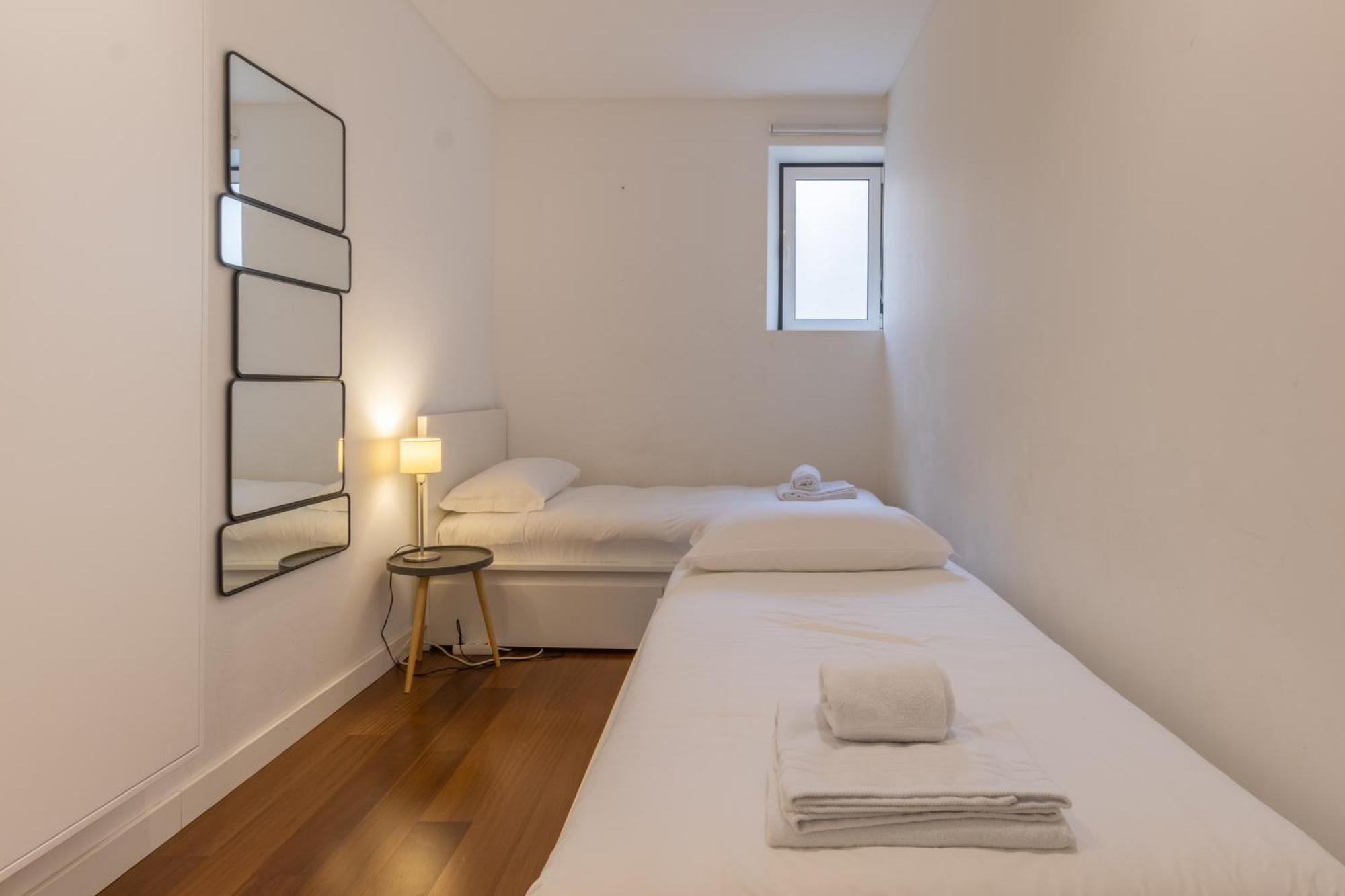 Appartamento Modern 3Br, Terrace, Ac/Heating & Self Check-In Lisbona Esterno foto