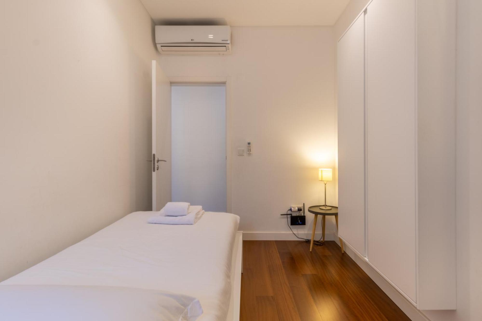 Appartamento Modern 3Br, Terrace, Ac/Heating & Self Check-In Lisbona Esterno foto