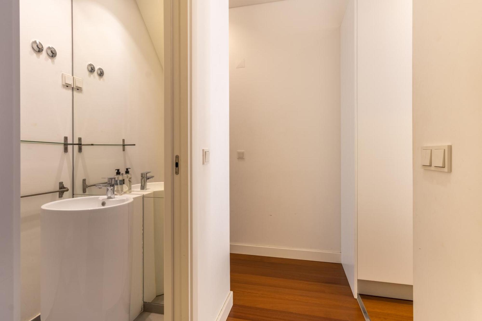 Appartamento Modern 3Br, Terrace, Ac/Heating & Self Check-In Lisbona Esterno foto