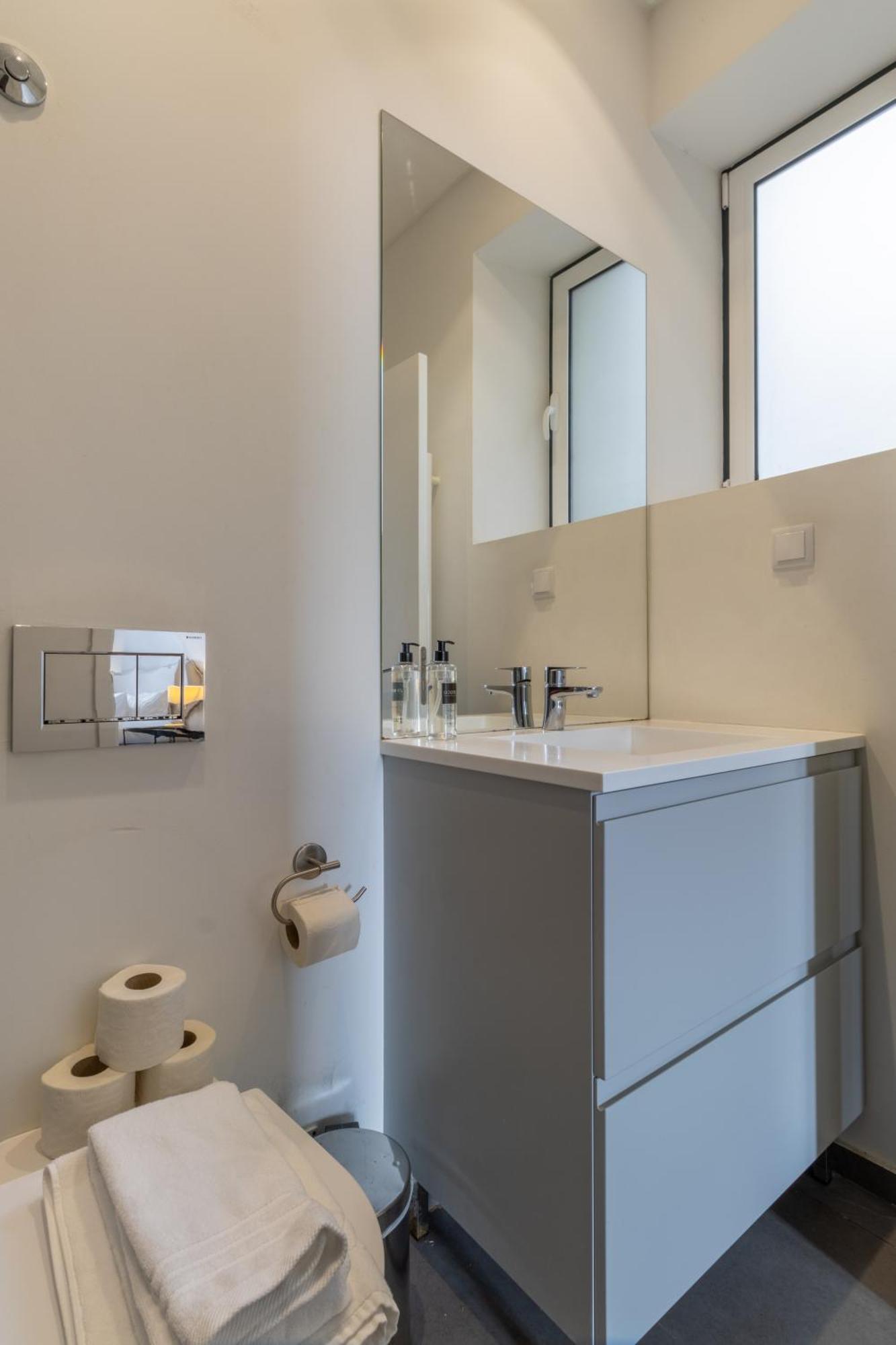 Appartamento Modern 3Br, Terrace, Ac/Heating & Self Check-In Lisbona Esterno foto