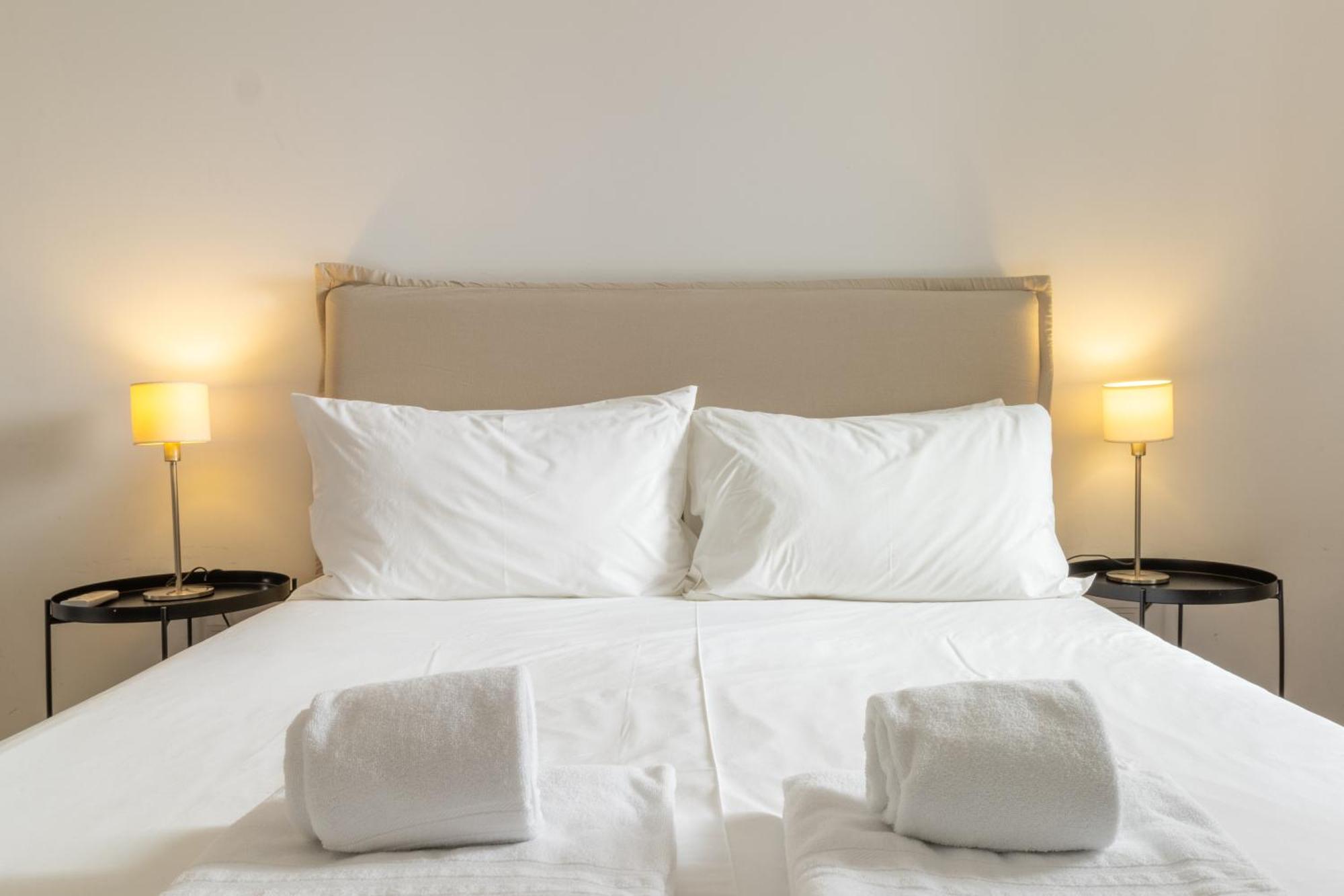 Appartamento Modern 3Br, Terrace, Ac/Heating & Self Check-In Lisbona Esterno foto