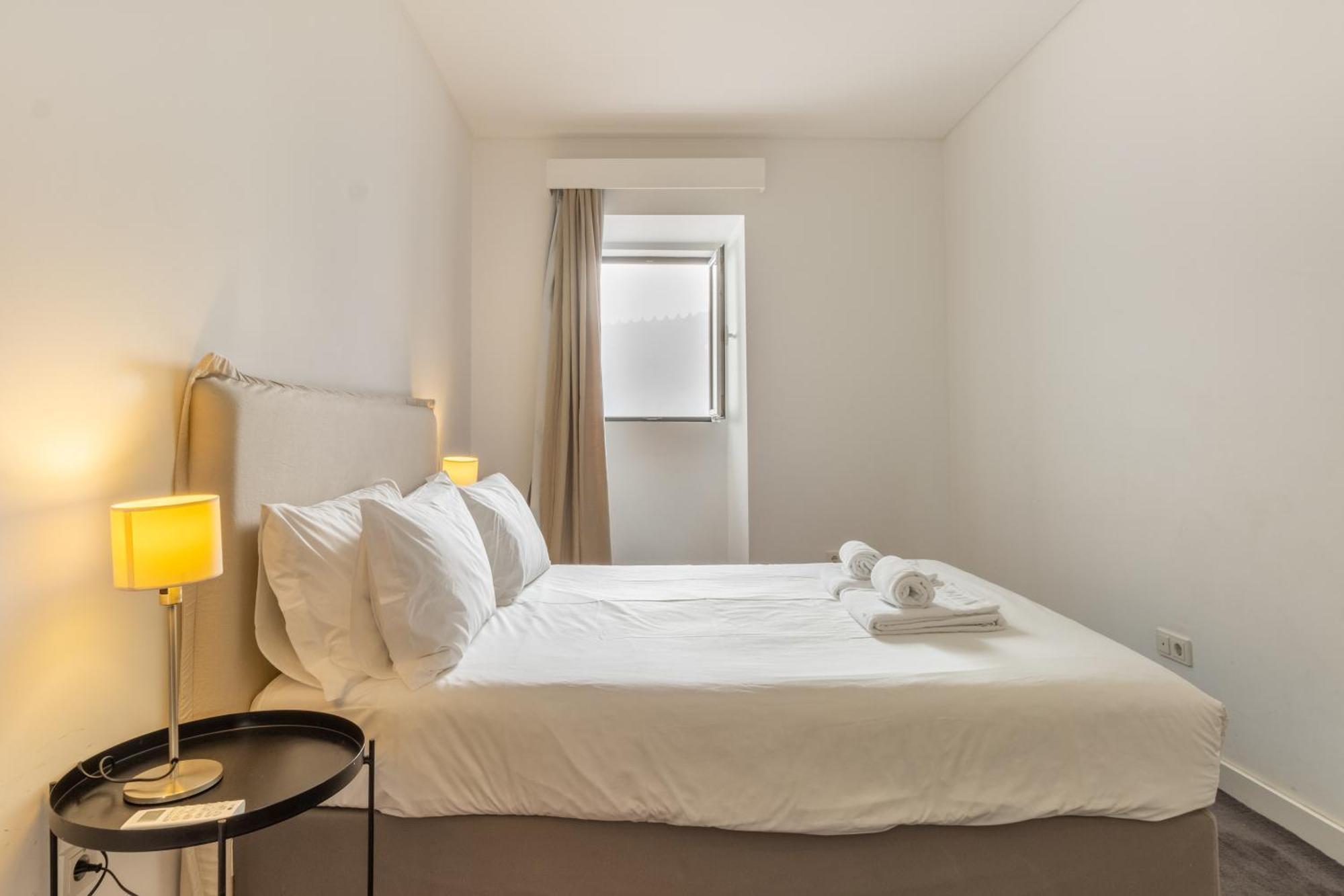 Appartamento Modern 3Br, Terrace, Ac/Heating & Self Check-In Lisbona Esterno foto