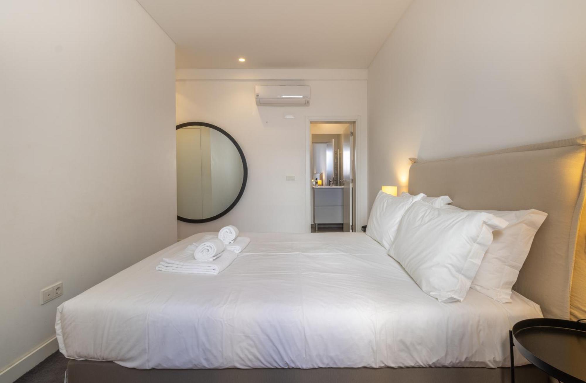 Appartamento Modern 3Br, Terrace, Ac/Heating & Self Check-In Lisbona Esterno foto
