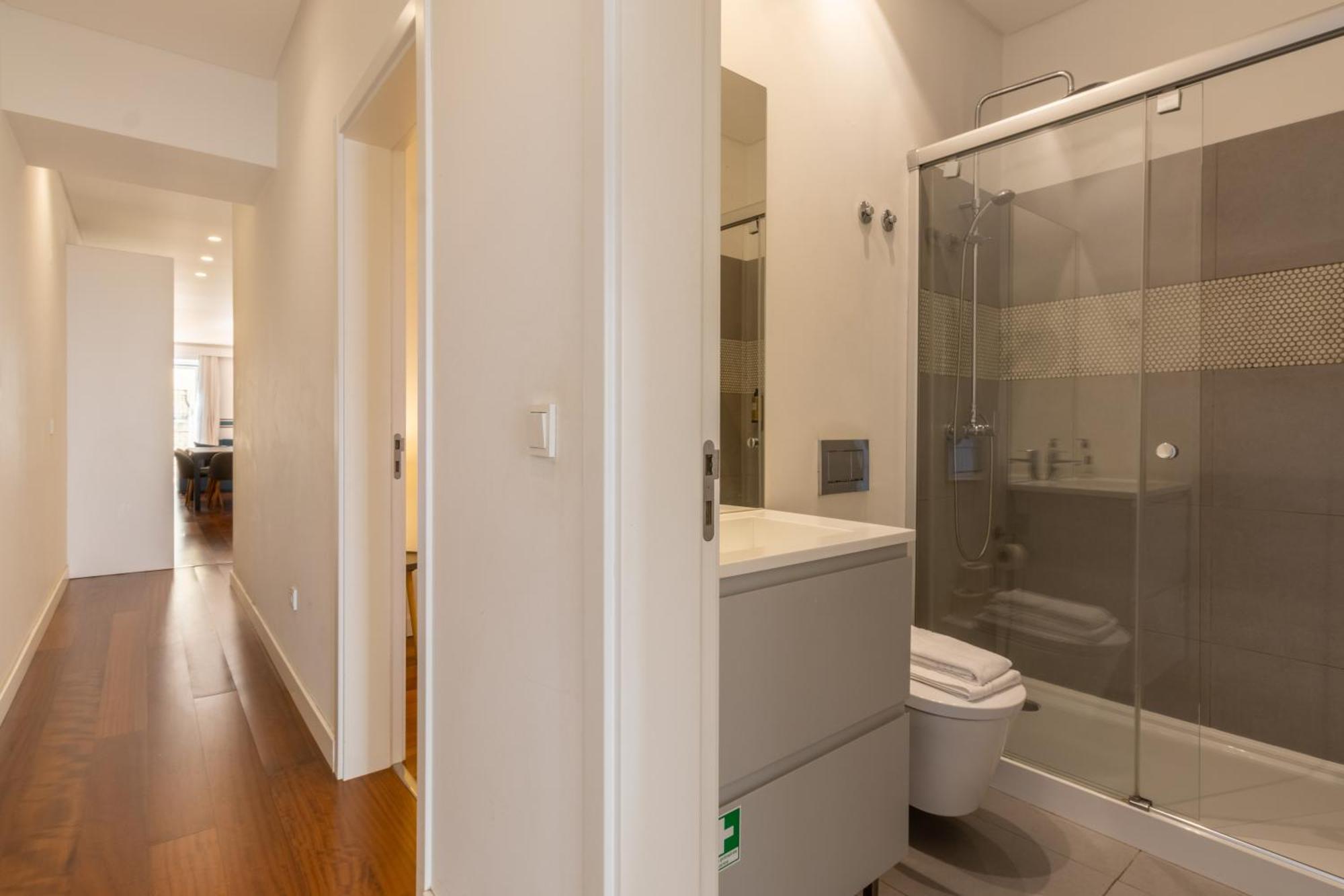 Appartamento Modern 3Br, Terrace, Ac/Heating & Self Check-In Lisbona Esterno foto
