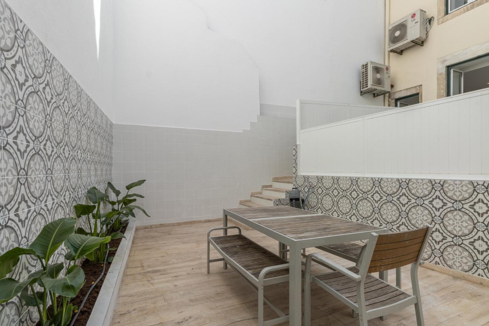 Appartamento Modern 3Br, Terrace, Ac/Heating & Self Check-In Lisbona Esterno foto