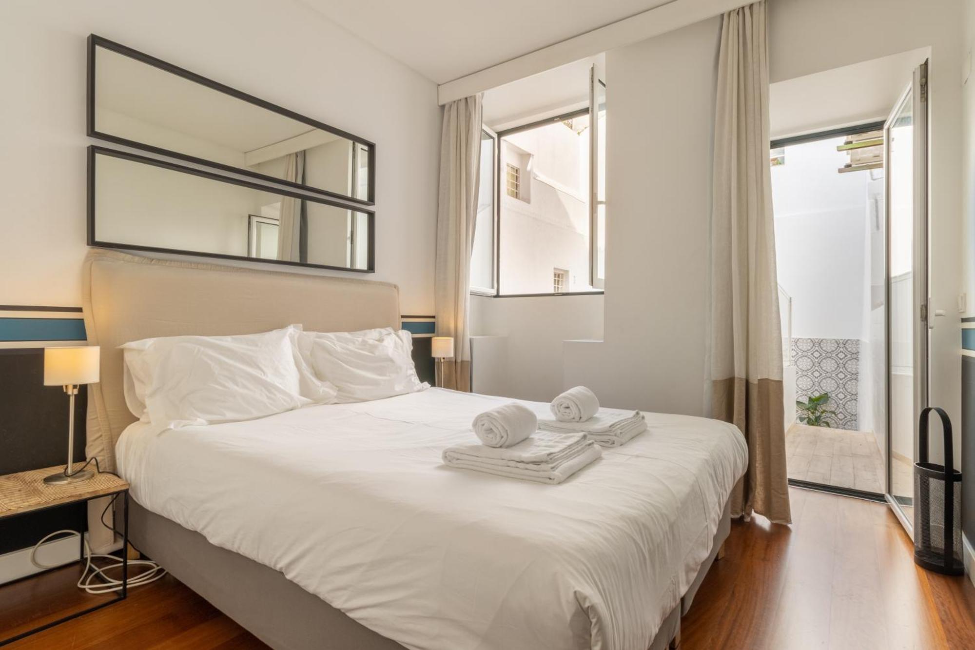 Appartamento Modern 3Br, Terrace, Ac/Heating & Self Check-In Lisbona Esterno foto
