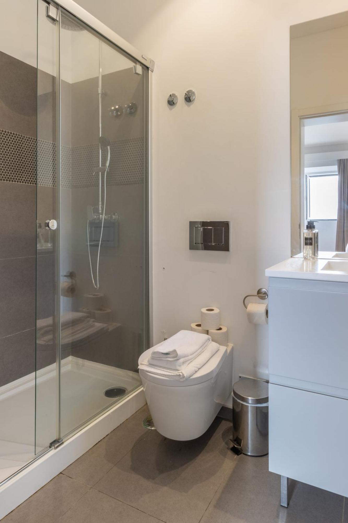 Appartamento Modern 3Br, Terrace, Ac/Heating & Self Check-In Lisbona Esterno foto
